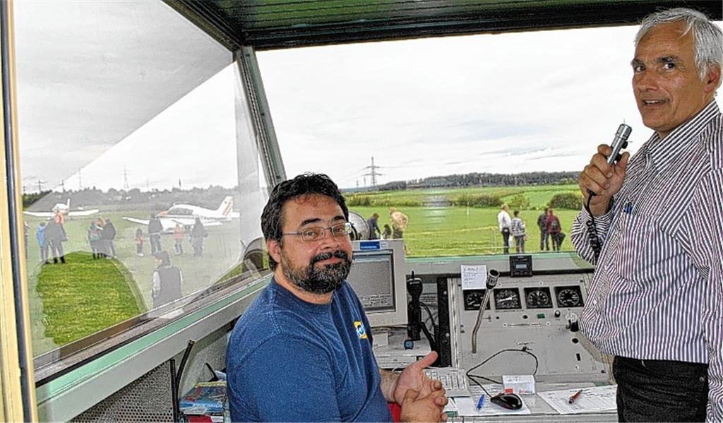 ... koordinieren Achim Merklinger (re.) und Thomas Keilig die Starts und Landungen.