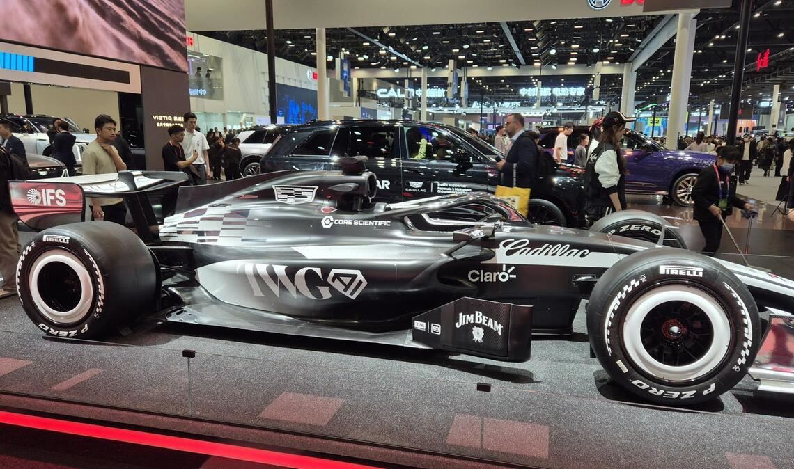 ... präsentiert nämlich unter anderem den Wagen, mit dem das Cadillac Formula 1 Team in seiner derzeitigen Premierensaison in der Formel 1 an den Start geht.