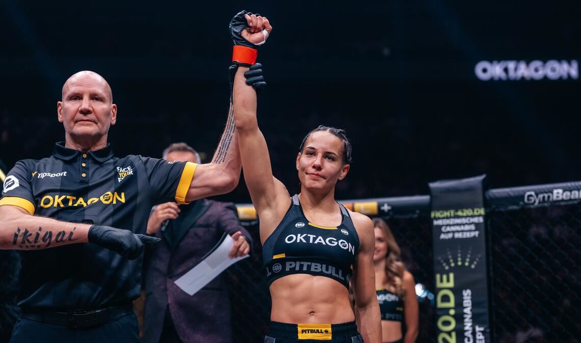 ... reckte ihren Arm in die Höhe, für Dalaslan war es der vierte Sieg im vierten Kampf.