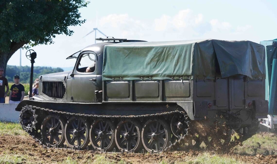 Mit dem Retro-Panzer über den Acker pflügen ... spezialisiert. Eugen Kiemele handelte nach dem Zweiten Weltkrieg mit ausrangierten Militärwagen.