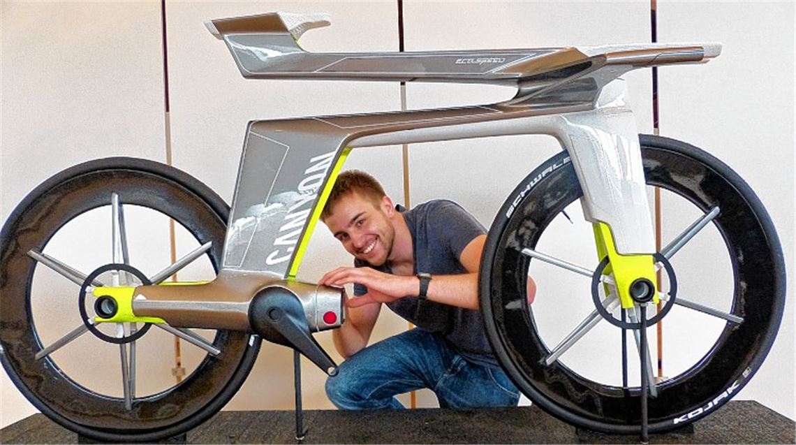 ... und Alexander Forst das dazu passende Bike.