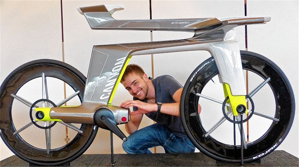 ... und Alexander Forst das dazu passende Bike.