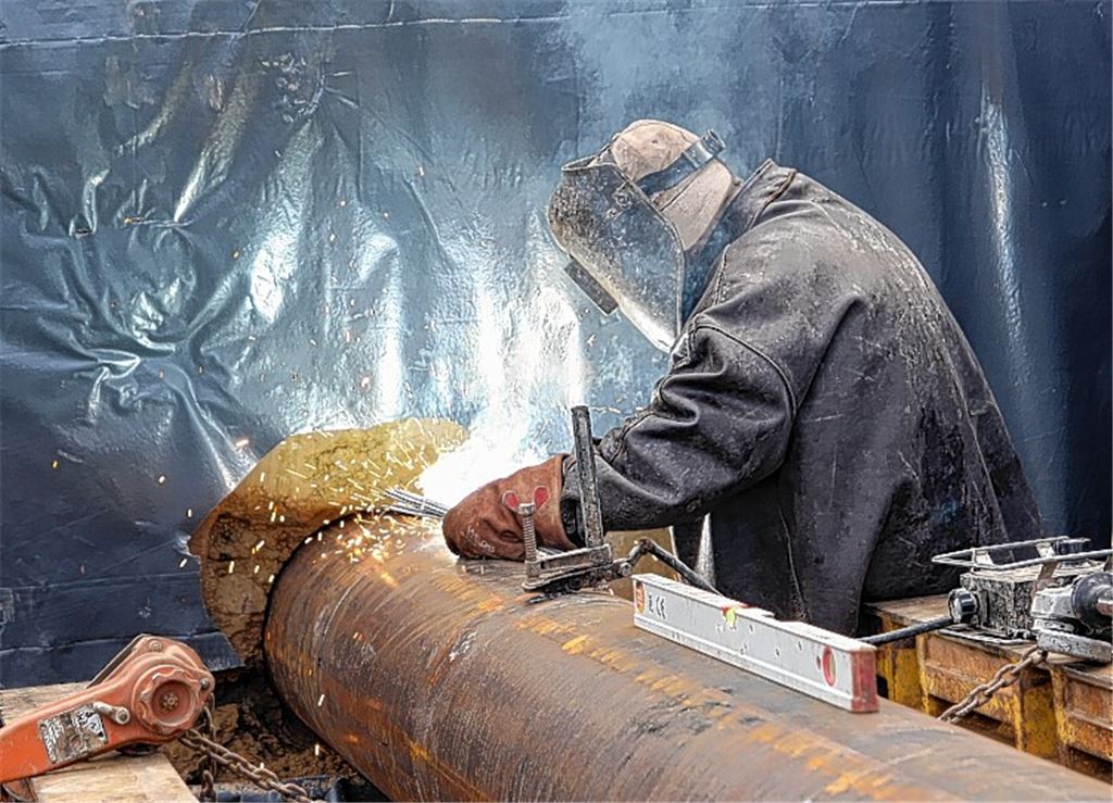 ... und anschließend die sechs Meter langen Einzelteile eines nach dem anderen miteinander verschweißt.