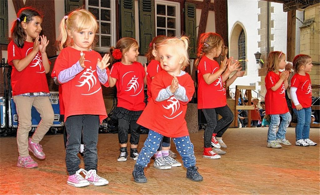 ... und die kleinen Tänzer des TSV auf der Festbühne vor dem Faust-Museum.