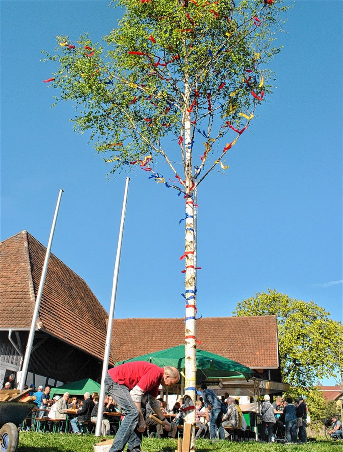 Dekorative Maibäume und „Party-Zone“