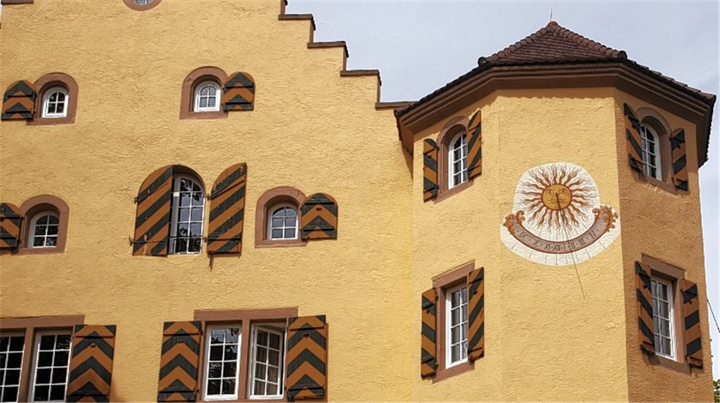 ... und jene des Renaissance-Schlosses im Mühlhäuser Enztal.