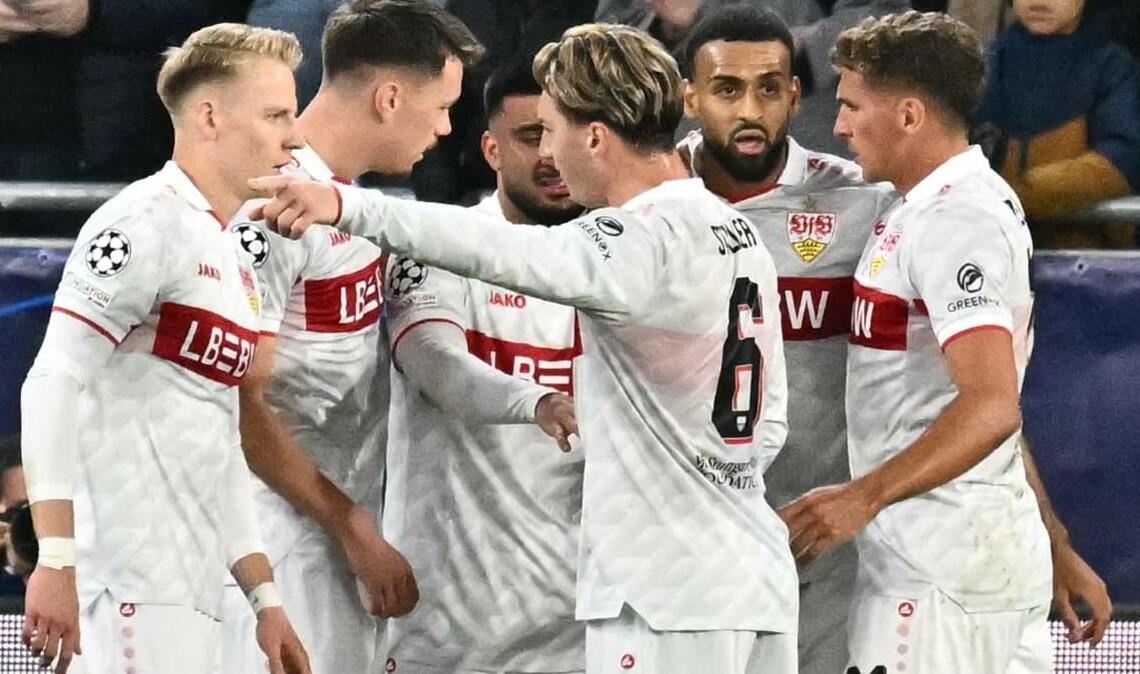 ... und ließ sich von seinen Teamkollegen feiern.