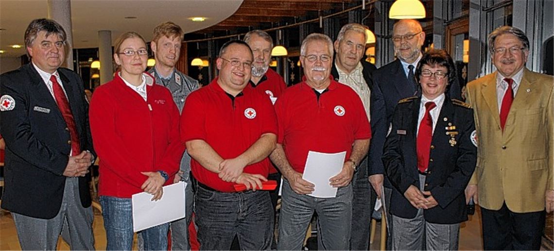 ... und seine verdienten Ausbilder. Rechts im Bild Präsident Wolfgang Kramer.