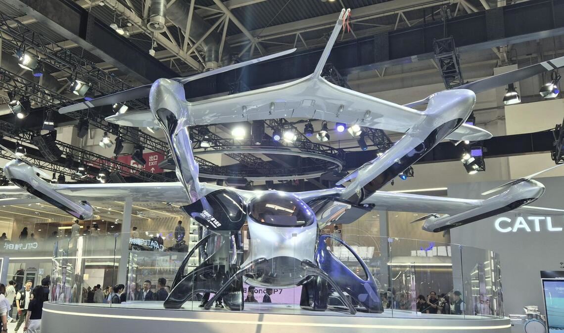 ... vereinzelt auch Fluggeräte ausgestellt.