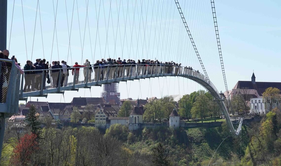 ... war sie auch gleich gut gefüllt. Bis zu 1500 Menschen haben darauf Platz.
