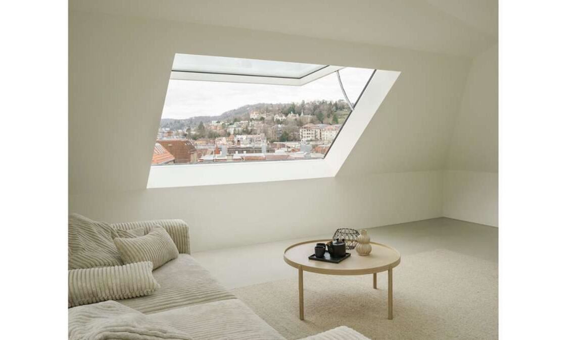 . . wurde das Haus von innen und außen saniert und ausgebaut, zwei Wohnungen entstanden – Blick in den Wohnraum mit übergroßem Dachfenster, das   sich öffnen  lässt:  eine Art Balkonersatz.