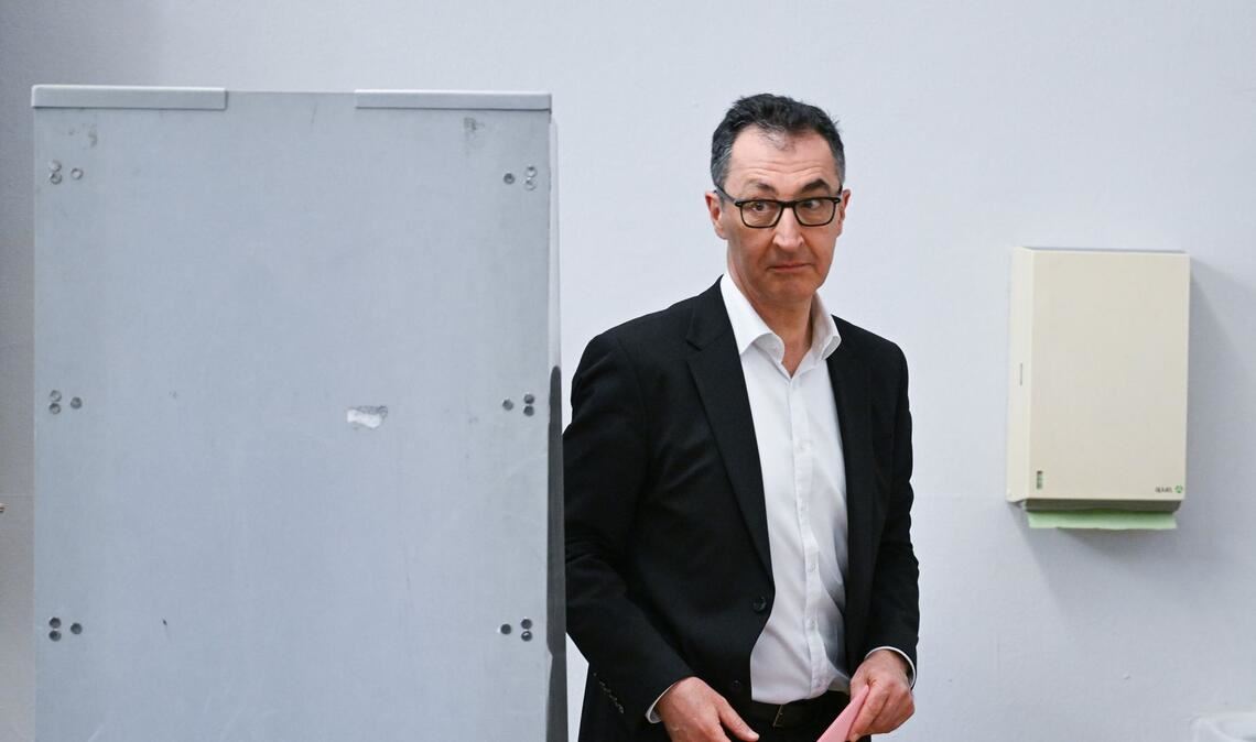 ... zur Wahlurne im Stuttgarter Karls-Gymnasium, um seine Stimme abzugeben.