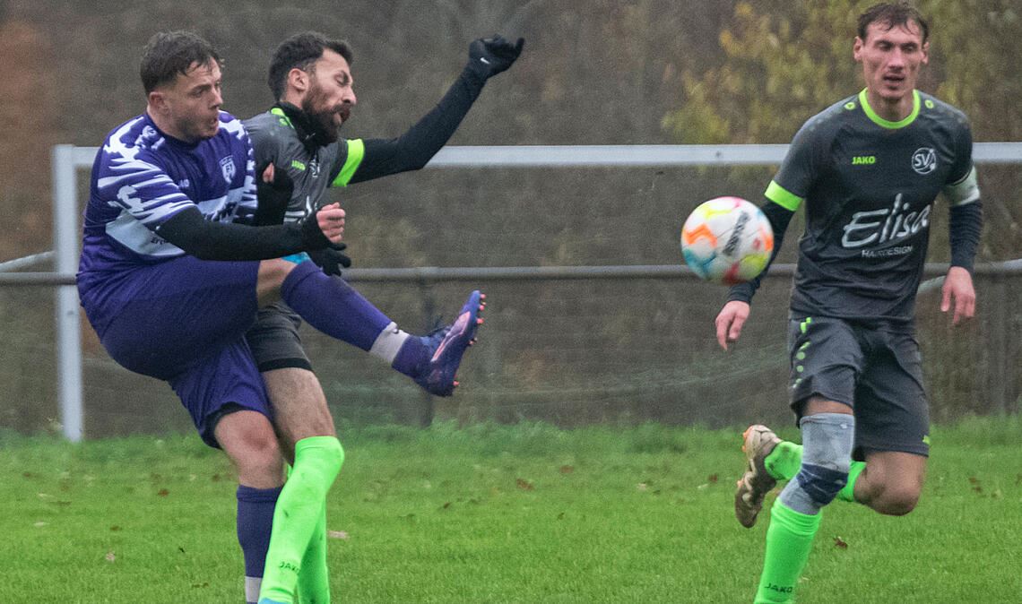 0:1 unterliegt der SV Sternenfels (schwarze Trikots) in Roßwag. Foto: Fotomoment