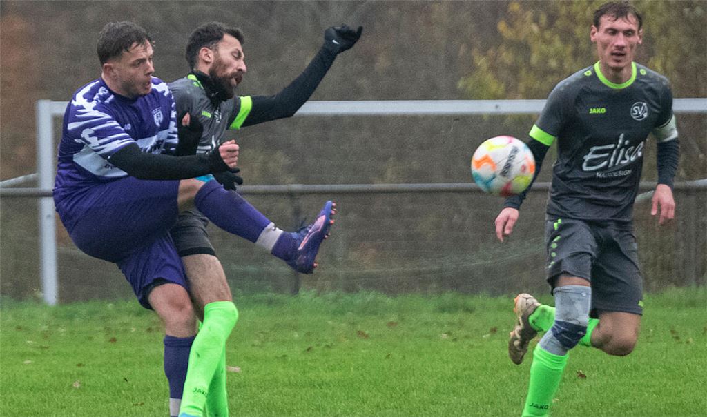 0:1 unterliegt der SV Sternenfels (schwarze Trikots) in Roßwag. Foto: Fotomoment