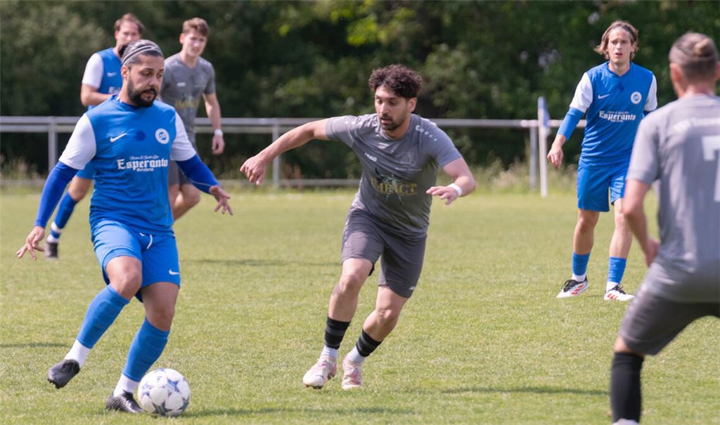 0:3: Illingen (blaue Trikots) lässt Enzweihingen den Vortritt auf Platz drei. Foto: Fotomoment