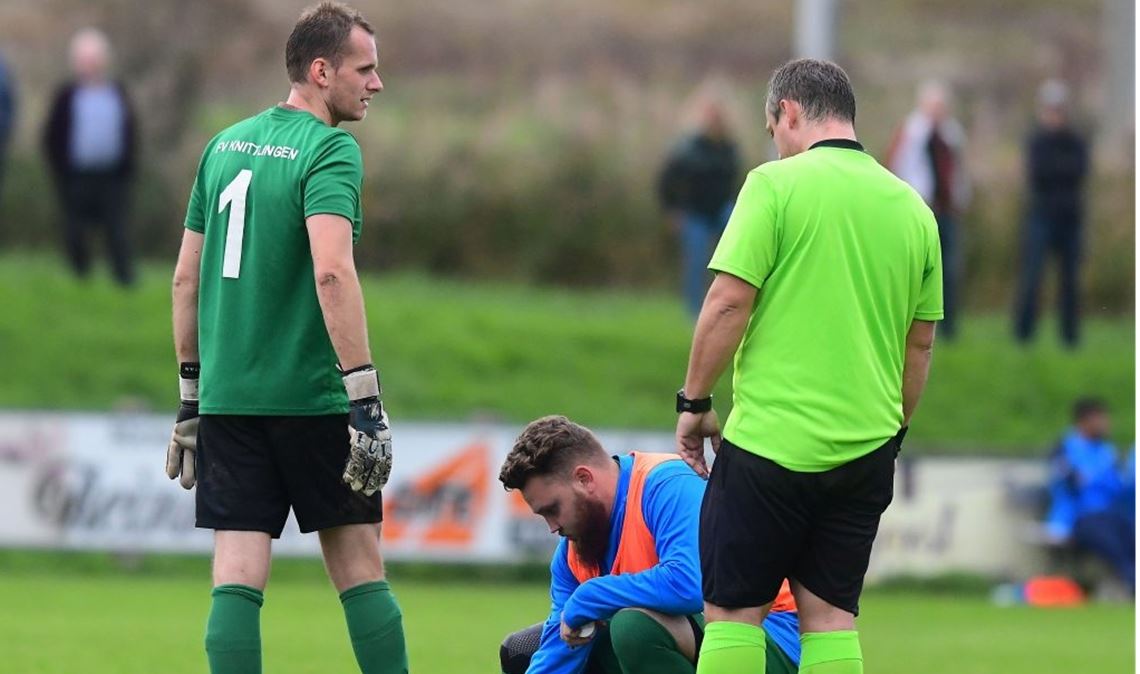 04.11.2019 - Der angeschlagene Fuß von Daniel Bickel wird mit Eis-Spray "behande...