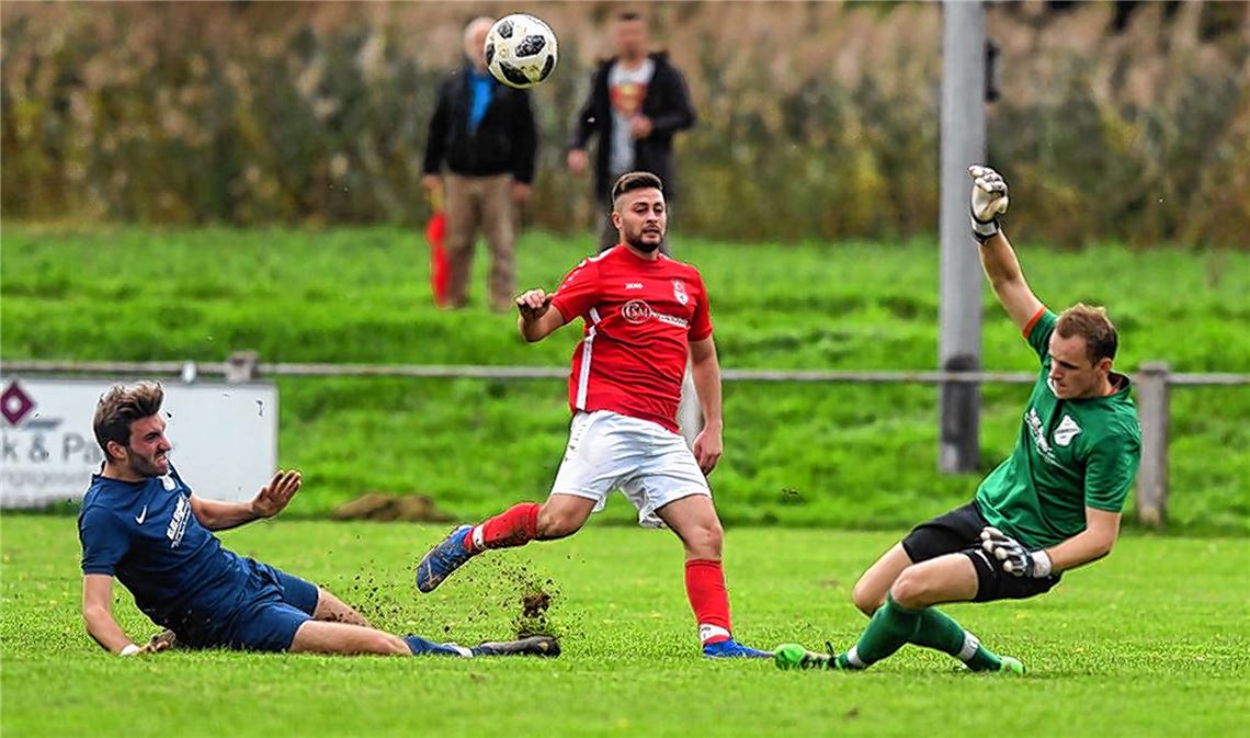 04.11.2019 - Die Riesenchance zur 2:1-Führung vor der Pause: Mühlackers Deniz Öz...