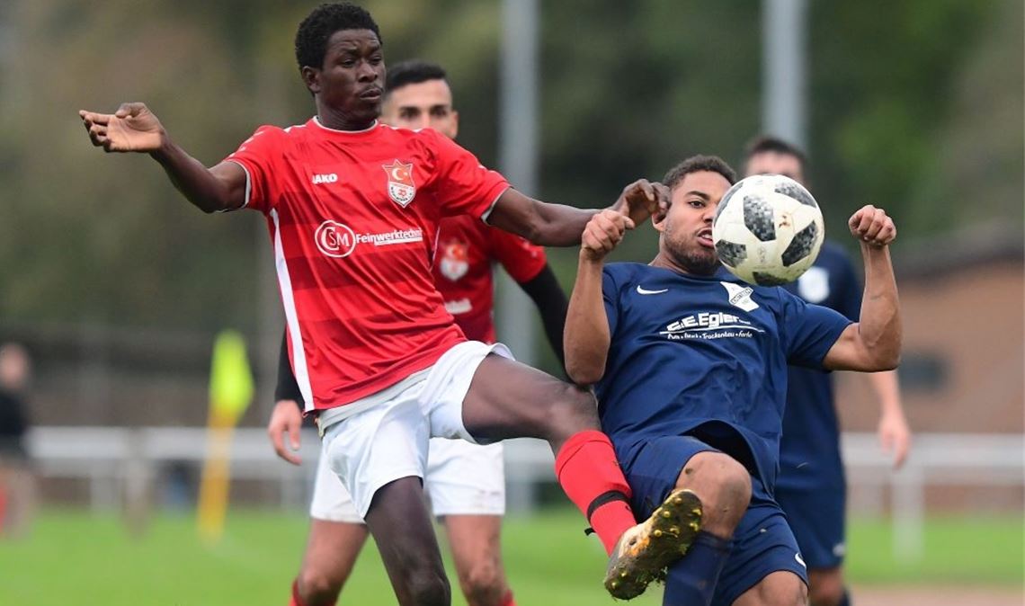 04.11.2019 - Hoch das Bein: Mühlackers Jerreh Sillah (li.) im Duell mit Jordan A...