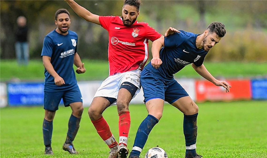 04.11.2019 - Kein Foul: FV-Verteidiger Patrick Dolt (re.) trennt Dennis Öztürk v...