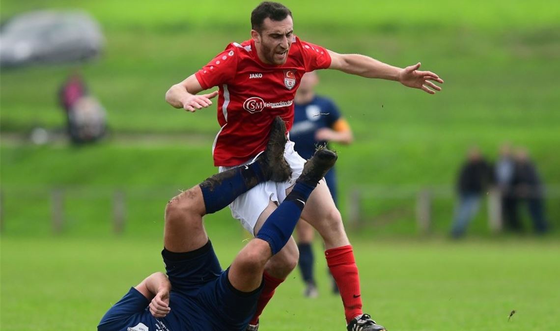 04.11.2019 - Philipp Hamann am Boden: In dieser Szene sind die Gäste mit Fatih E...