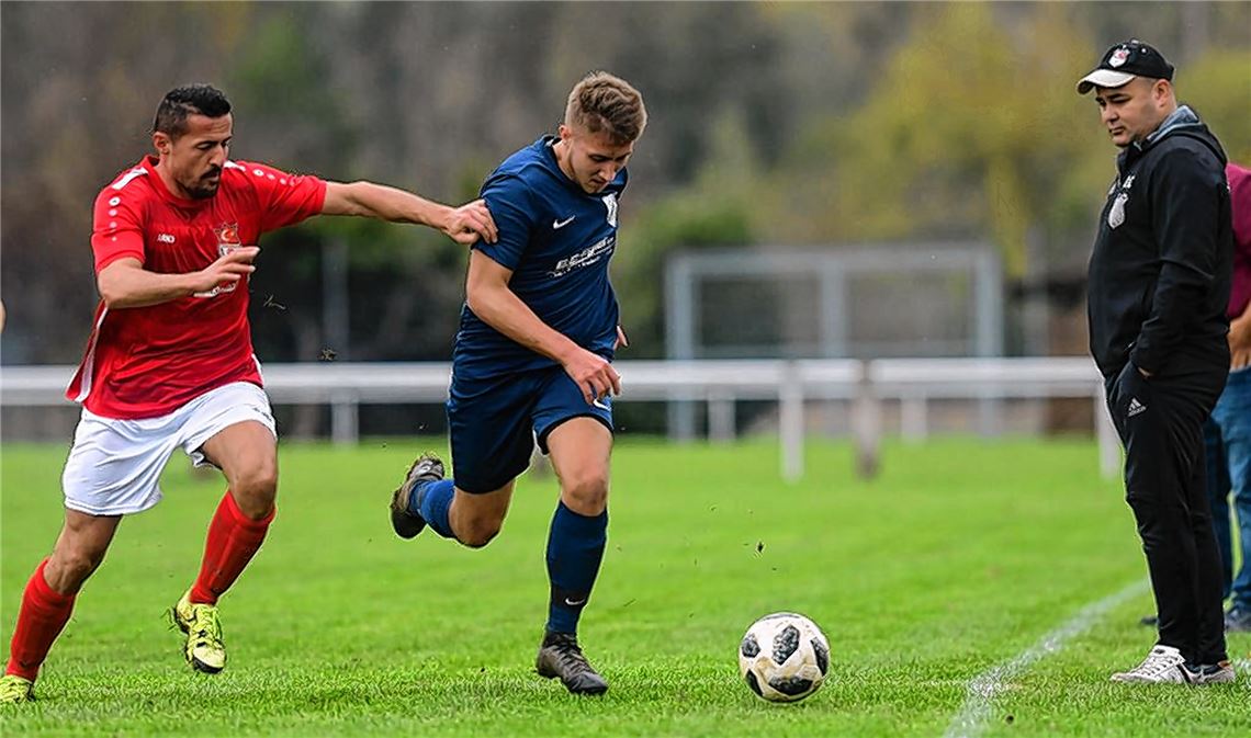 04.11.2019 - Recep Coskun (re.) vom Türkischen SV beobachtet, wie sein Mittelfel...
