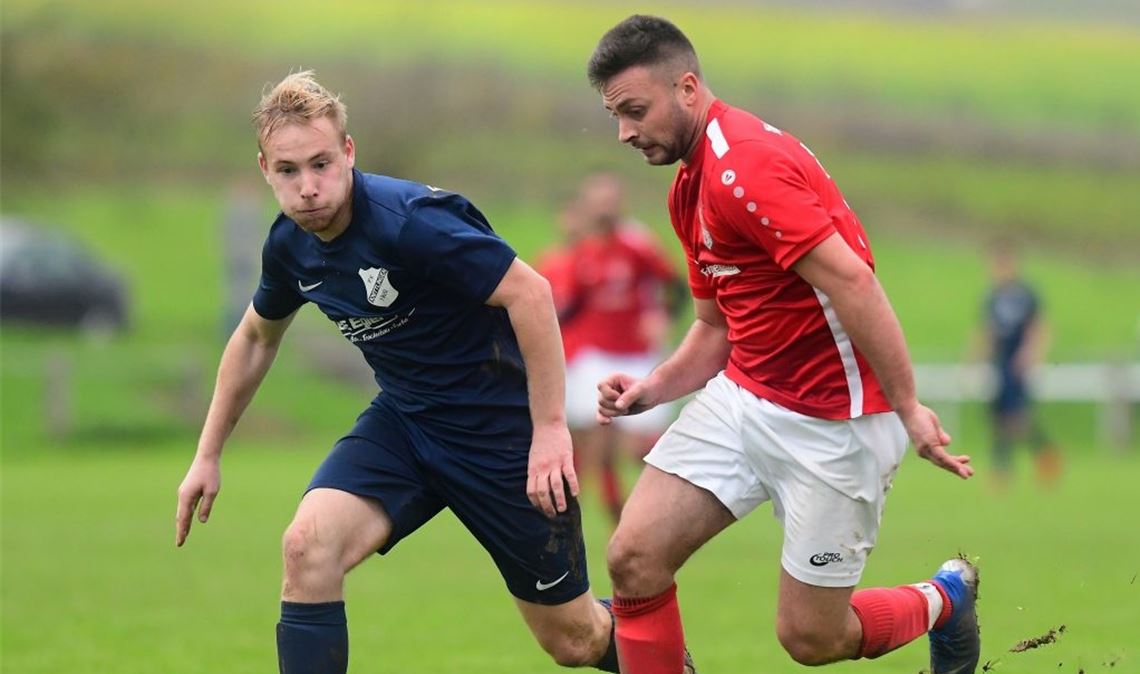 04.11.2019 - Volles Tempo: Gästestürmer Deniz Öztürk fordert Fabian Ebeling zum ...