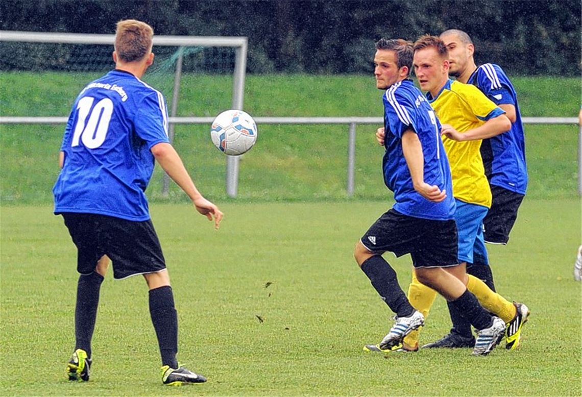 0:6-Klatsche: Enzberg (blaue Trikots) kann Bauschlott kein Paroli bieten. 