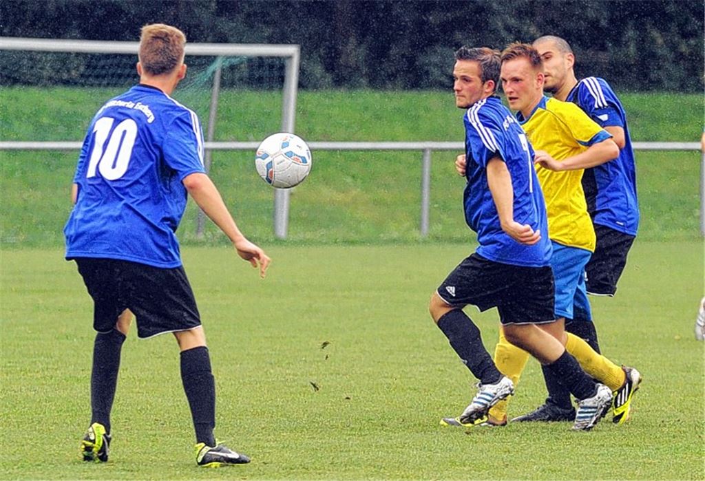 0:6-Klatsche: Enzberg (blaue Trikots) kann Bauschlott kein Paroli bieten. 