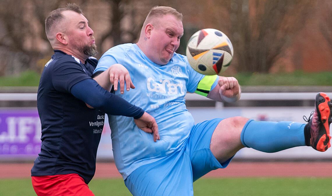 08 Mühlacker (hellblaue Trikots) gewinnt gegen Ötisheim 5:2 (1.0). Fotos: Fotomoment