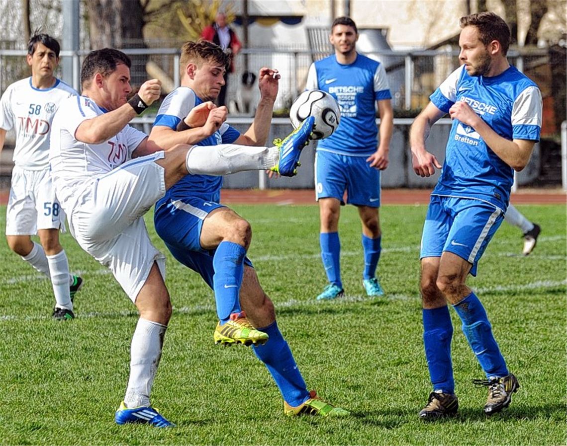 08 Mühlacker (in Weiß) spitzelt Spitzenreiter Knittlingen zwei Punkte weg
