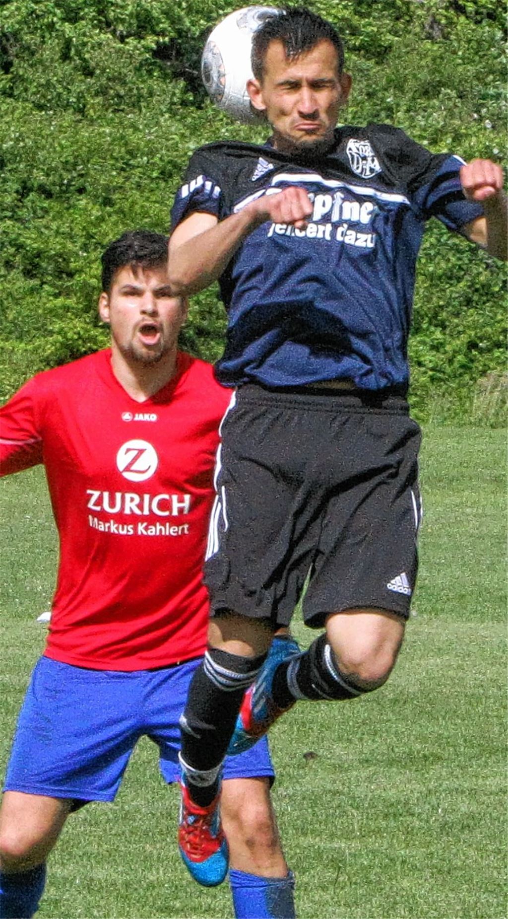 08-Stürmer Mesut Adibelli springt zum Kopfball hoch, aber der Ball streift nur die Haarspitzen und landet in dieser Szene bei Ötisheims Sebastian Hebel. Foto: Eigner