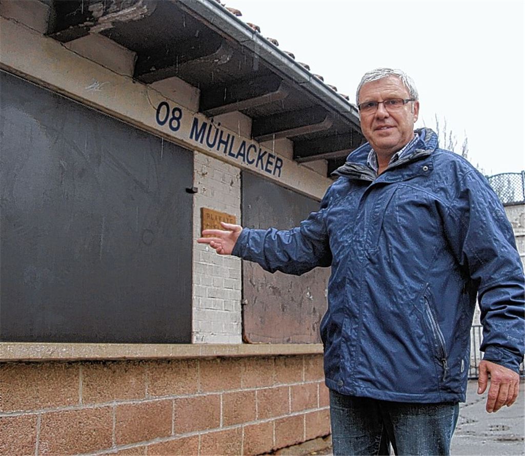 08-Vorsitzender Richard Walz freut sich über die neue Holzabdeckung am alten Kassenhäuschen des Käppele-Stadions. Die defekte Uhr an der Turnhalle störe ihn persönlich wenig. 