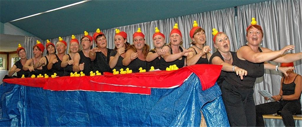 1) Die Frauen des TSV, unterstützt von einer Armada von Quietsche-Entchen, machte einen starken Auftakt beim Gesangswettstreit der Ölbronner Vereine.