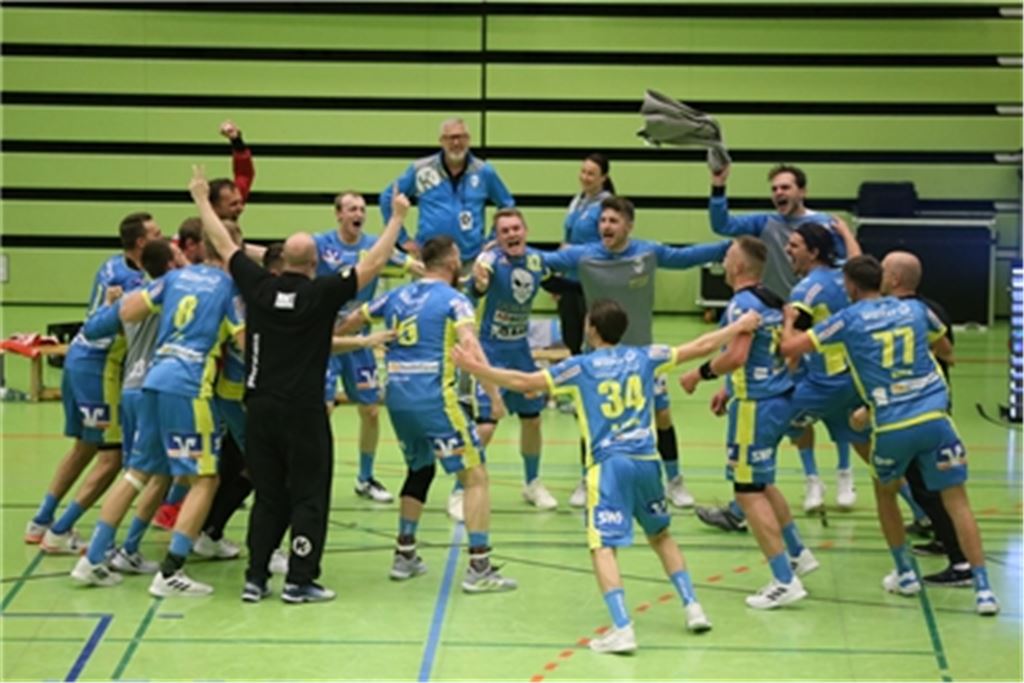 1. Mai 2021: Die SG Pforzheim/Eutingen schlägt in der Bertha-Benz-Halle die TGS deutlich mit 27:20 und darf danach den Derby-Erfolg bejubeln. Archivfoto: Huber