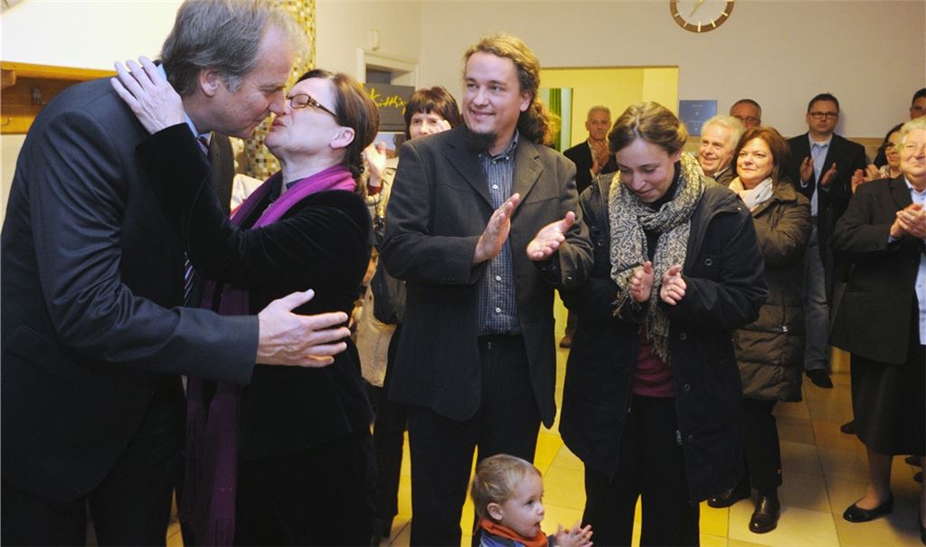 10. November 2013: Freude über den Wahlsieg beim mit 67,35 Prozent der Stimmen bedachten Bürgermeister Heinz-Peter Hopp (li.) und seiner Frau Susanne. Beifall kommt auch von Herausforderer Florian Blume, der 21,24 Prozent erhielt. Acht Jahre später tritt der Knittlinger Rathauschef nicht mehr an. Nachfolger möchte unter anderen der Stadtrat, Ortschaftsrat und Ortsvorsteher von Freudenstein-Hohenklingen Timo Steinhilper werden, der am Donnerstag seine Bewerbungsunterlagen abgegeben hat. Archivfoto: Fotomoment