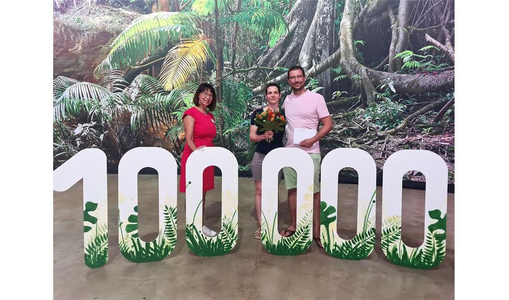 100 000. Besucher des Panoramas „Amazonien“ im Gasometer sind Melanie und Robert Taboga aus Plochingen. Links Gasometer-Betriebsleiterin Angelika Taudien. Fotos: Peche