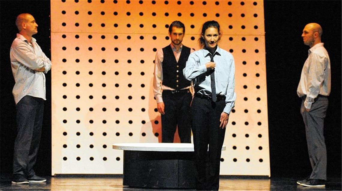 100 Jahre Distanz – der Amoklauf von Mühlhausen: Das Ensemble des Zimmertheaters Tübingen (v. li.) Robert Arnold, Johannes Karl, Agnes Decker und Endre Holéczy lässt im Mühlacker Mühlehof die Ereignisse des Jahres 1913 und darüber hinaus noch einmal aufleben. Dabei setzt die Inszenierung von Axel Krauße ausschließlich auf die Aussagekraft historischer Texte.