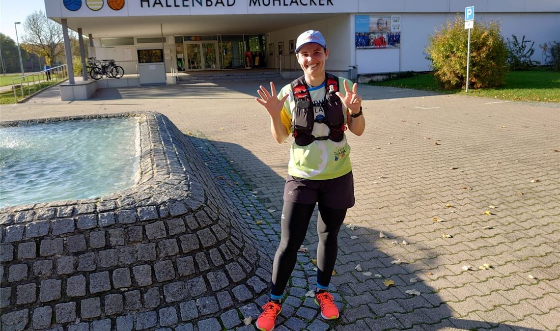 100 Kilometer in unter zwölf Stunden: Claudia Gösche freut sich über ihren läuferischen Erfolg,...