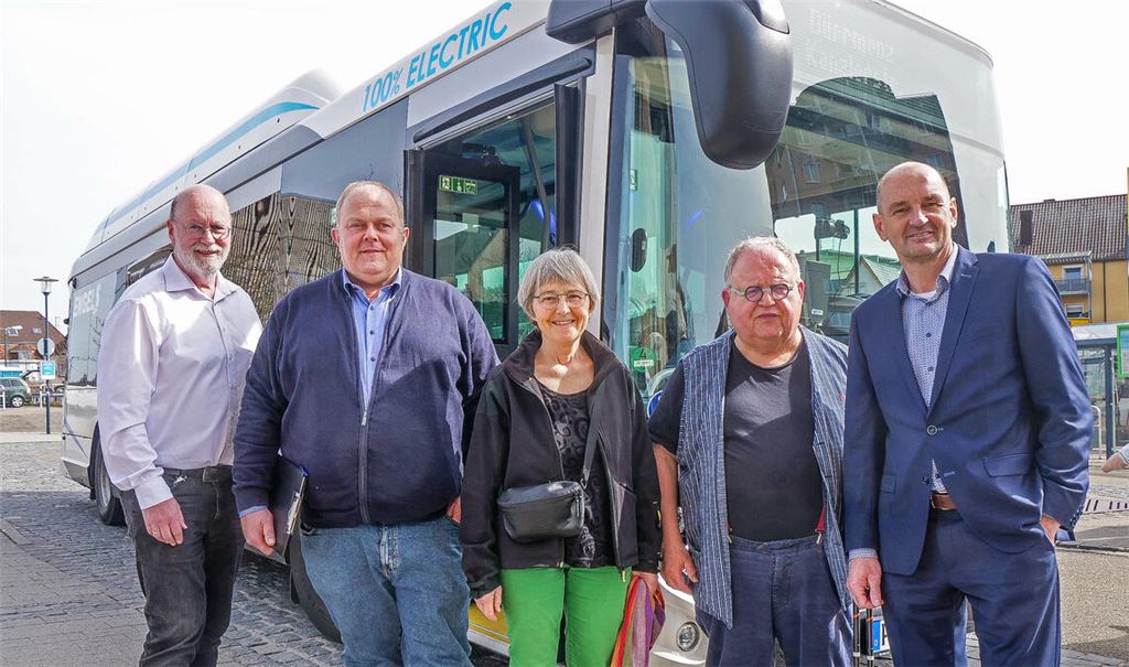 „100 Prozent elektrisch“ soll es auch im Busverkehr in die Zukunft gehen, sagen bei der Vorstellung des neuen Fahrzeugs Rolf Aichelberger (v. li.), Jim Engel, Stefanie Seemann, Günter Bächle und Roland Jans. Foto: Friedrich