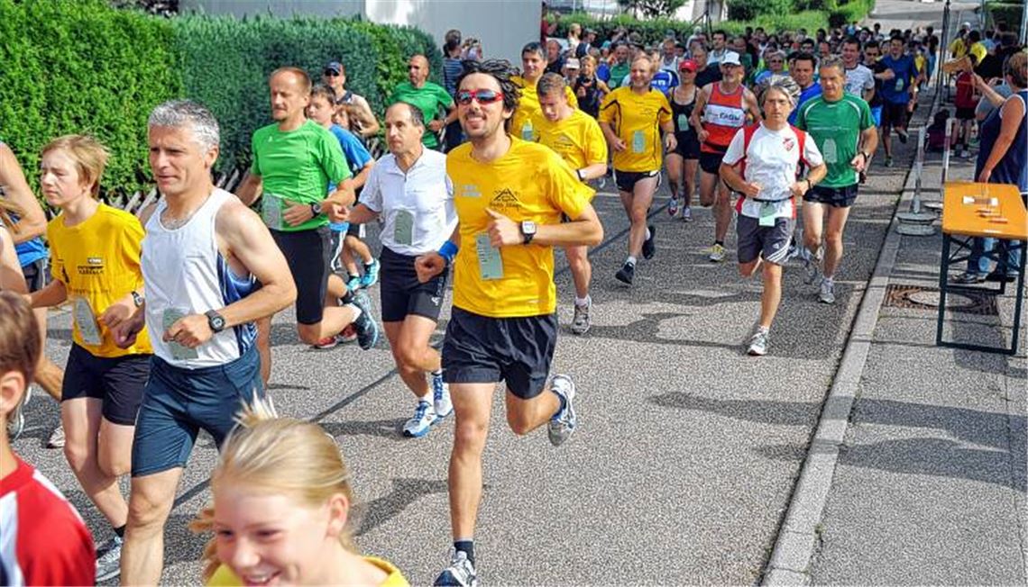 100 Teilnehmer starteen beim Volkslauf des TV Schützingen im Hauptlauf über zehn Kilometer. Foto: Fotomoment