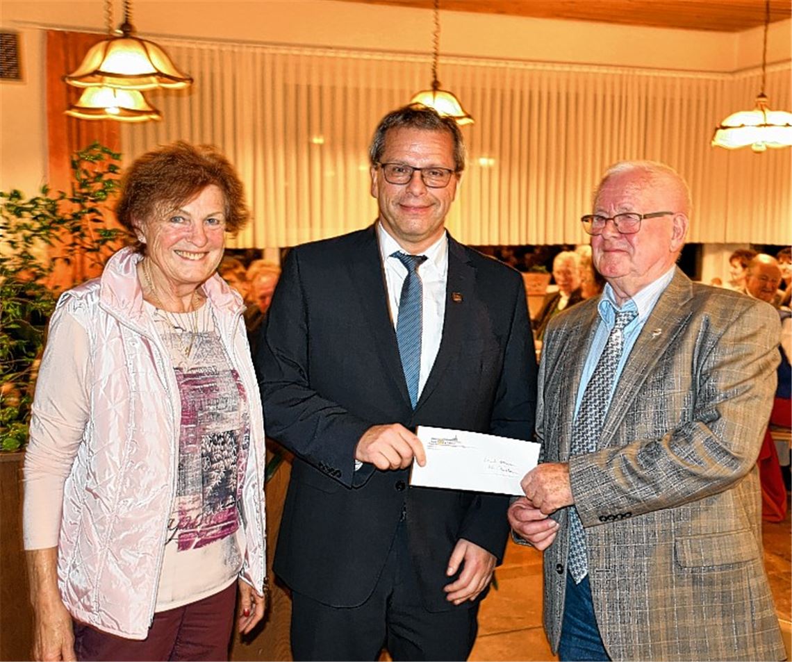 Mit Krawatte und Kleid auf Wanderschaft Mit Krawatte und Kleid auf Wanderschaft