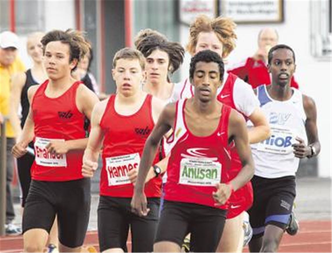 1000 Meter der Schüler: Anusan Rajeentan holt sich in einem schnellen Rennen den Sieg und gewinnt eine Stunde später auch mit der Langstaffel Hessens. Foto: Kallenbach