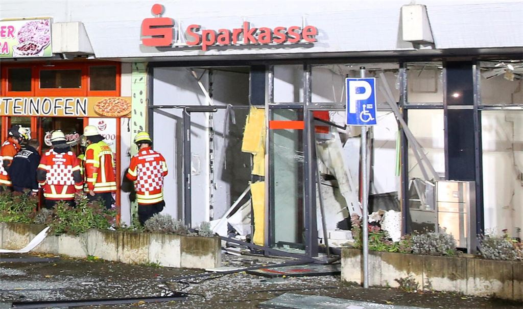 11. November 2023: Nach der nächtlichen Geldautomatensprengung gleicht die Sparkassen-Filiale in der Wiernsheimer Ortsmitte einem Trümmerfeld. Archivfoto: privat/Einsatz-Report 24