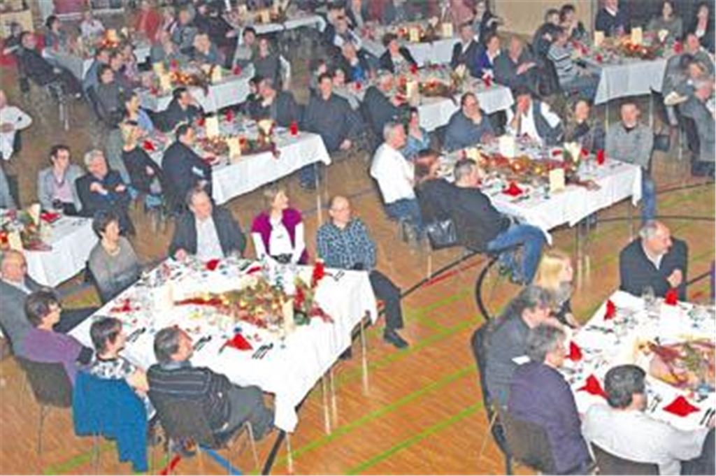 120 Gäste nehmen am Samstag am CookMal in der Diefenbacher Gießbachhalle teil. Der Erlös ist für den Kinderbereich im Sternenfelser Freibad, der umgebaut wird. Foto: Appich