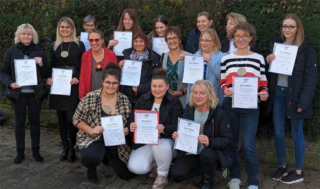 13 Beschäftigten in der Pflege haben sich zu Demenz-Expertinnen weitergebildet. Foto: privat