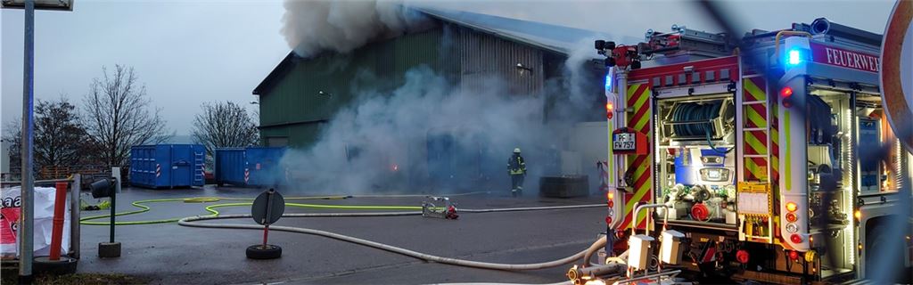 1300 Quadratmeter große Halle auf der Mülldeponie brennt. Die Löscharbeiten dauern mehrere Stunden. Fotos: Myroshnichenko, Feuerwehr, Fix