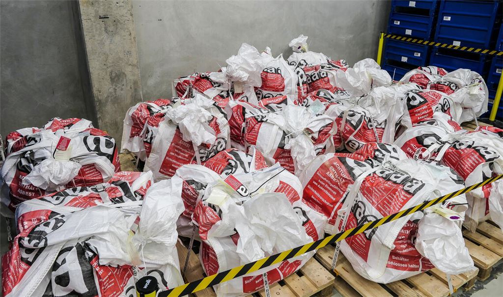 14 Big Bags mit insgesamt sechs Tonnen werden als erste Charge auf der Deponie Hamberg entsorgt. Das Material stammt aus dem ersten Kraftwerksblock des stillgelegten AKW und ist asbestbelastet.