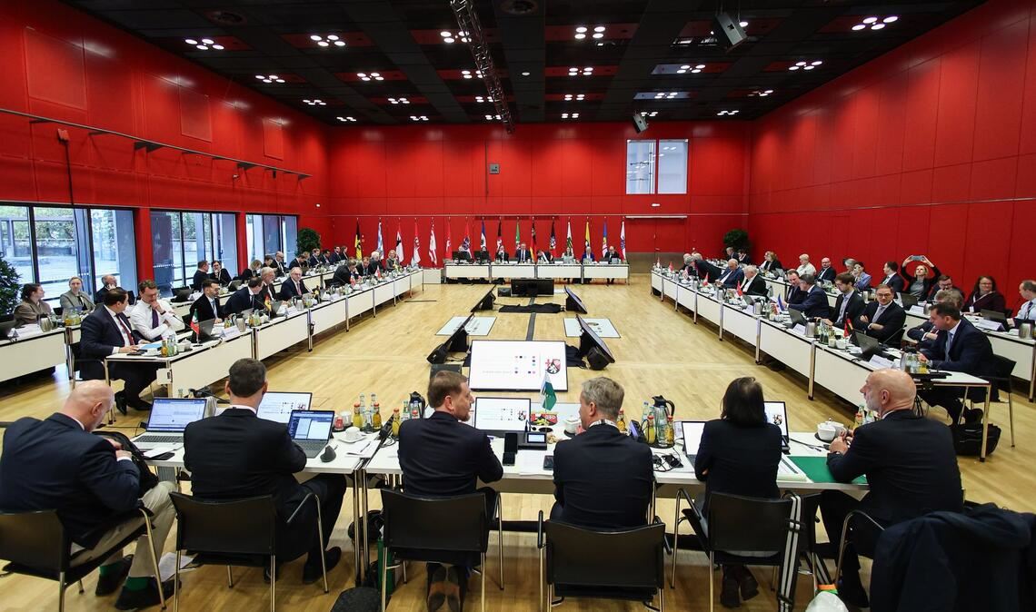 14 Länderchefs diskutierten zwei Tage lang in der Mainzer Rheingoldhalle. Nicht mit dabei waren die Ministerpräsidentinnen des Saarlandes und von Mecklenburg-Vorpommern, Anke Rehlinger und Manuela Schwesig (beide SPD).