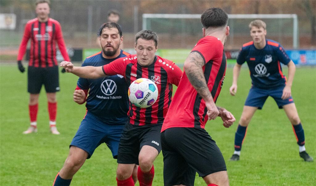 14. Spieltag in der Kreisklasse A1 Pforzheim: Maulbronn (blaue Trikots) hat gegenüber den Sportfreunde Mühlacker das Nachsehen. Die Gäste gewinnen 2:1. Foto: Fotomoment