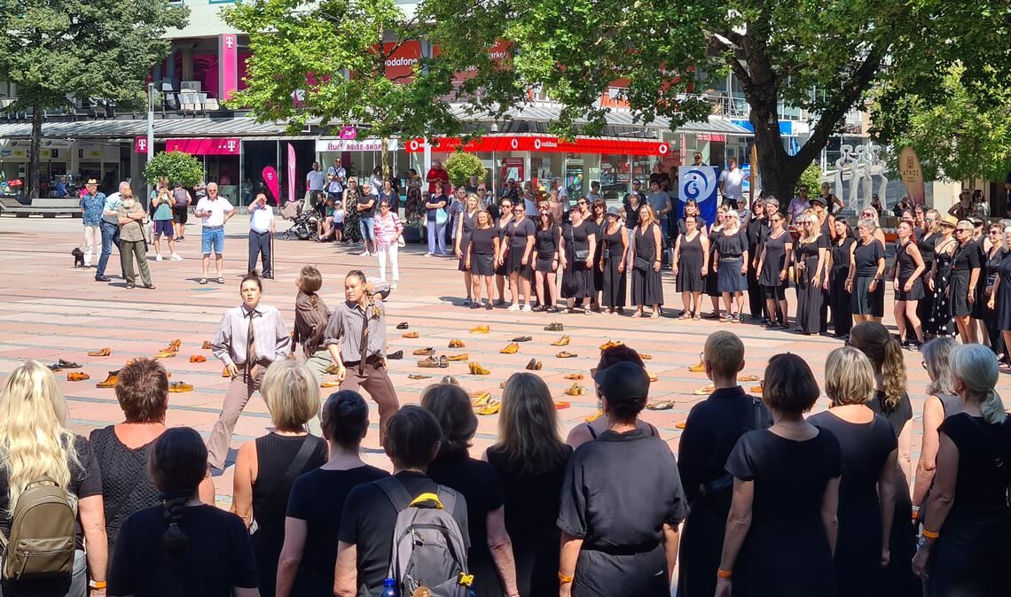 Bewegende Performance setzt Zeichen gegen Femizide 150 Frauen in Trauerkleidung bilden die Kulisse für die Tänzerinnen. Foto: Metzbaur